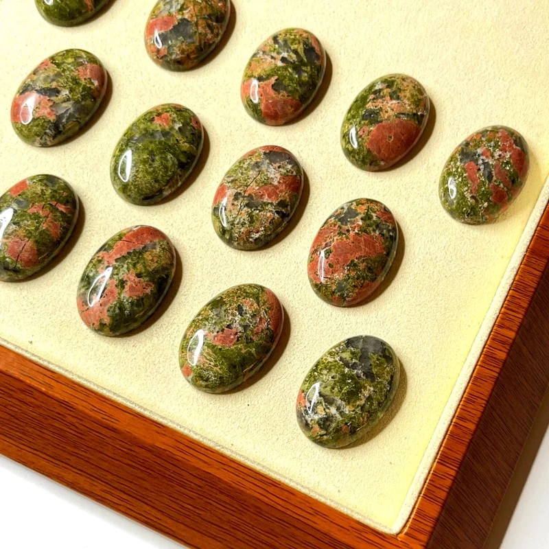 Ovaler Unakit-Cabochon