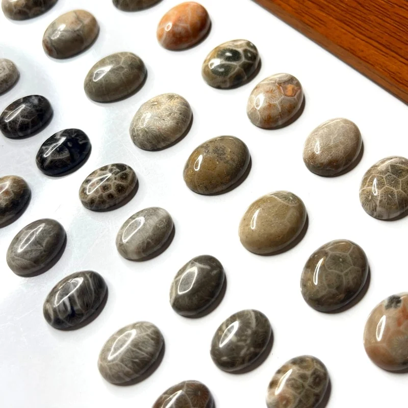 Ovaler Chrysanthemen-Cabochon