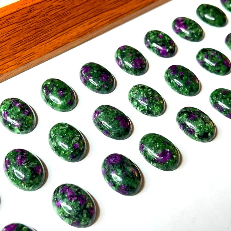 Ovaler Rubin-Zoisit-Cabochon