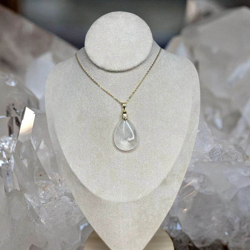 Tropfenförmiger Anhänger mit Edelsteinen (Rosenquarz, Tigerauge, Amethyst, Bergkristall)