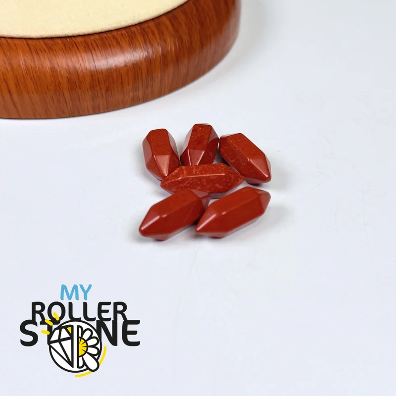 Kleiner doppelspitziger roter Jaspis