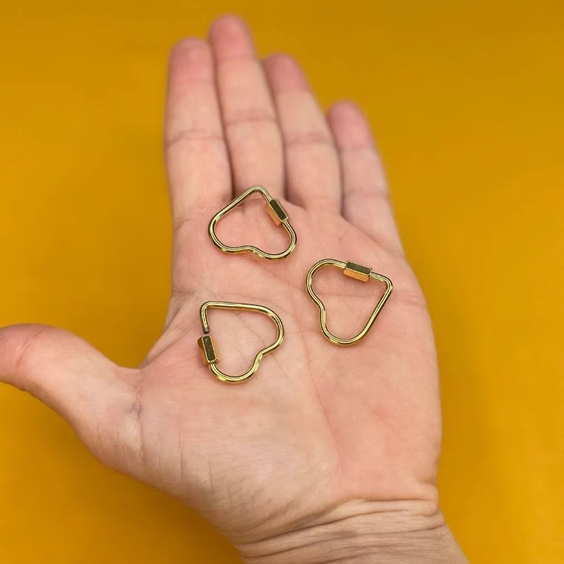 Kleiner Herzkarabiner aus Edelstahl