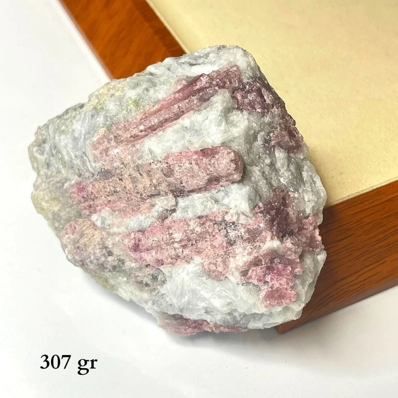 Rosa Turmalin in seiner Quarzmatrix