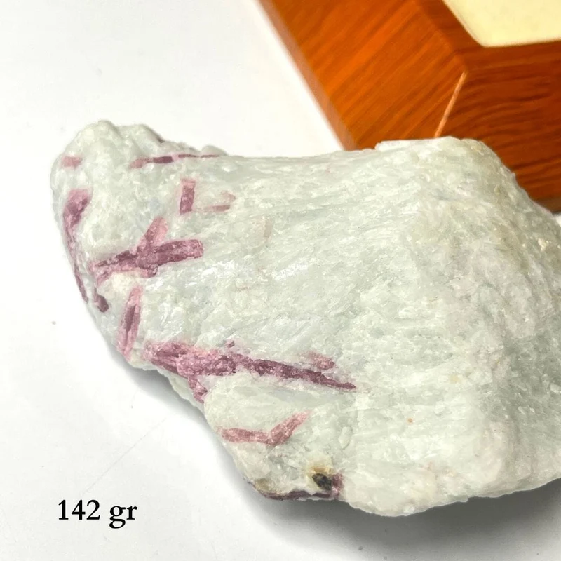 Rosa Turmalin in seiner Quarzmatrix