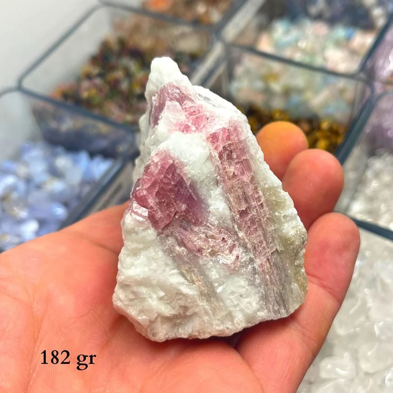 Rosa Turmalin in seiner Quarzmatrix