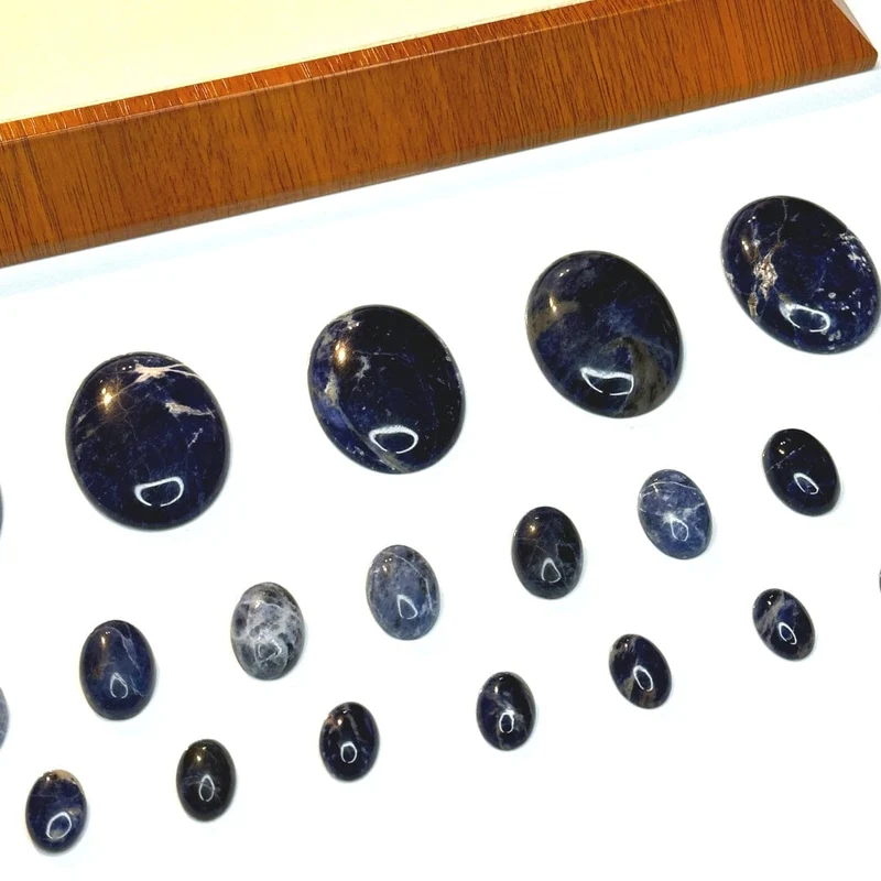 Ovaler Sodalith-Cabochon