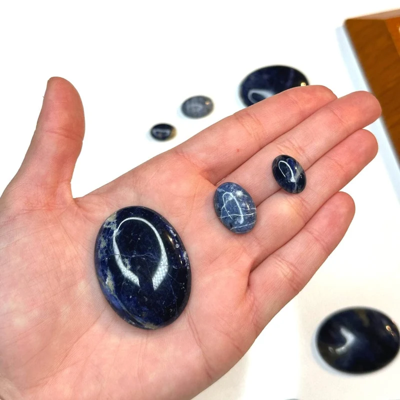 Ovaler Sodalith-Cabochon