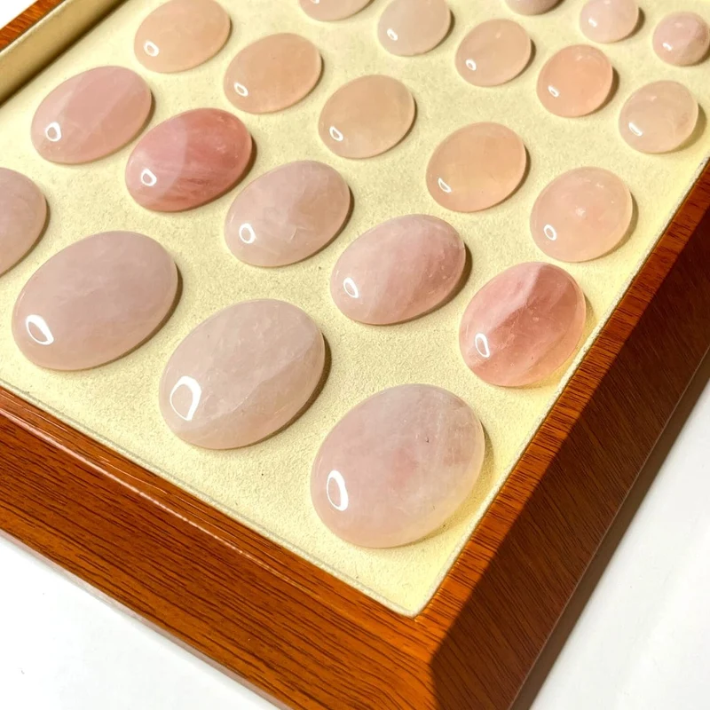 Ovaler Rosenquarz-Cabochon