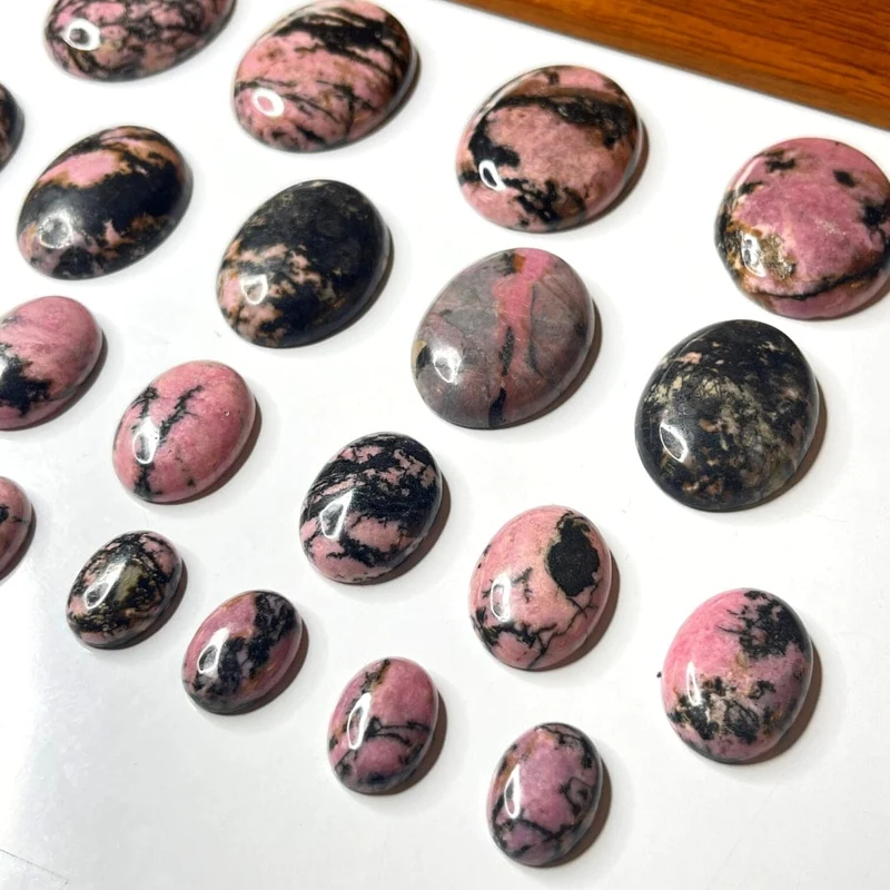 Australischer Rhodonit Oval Cabochon