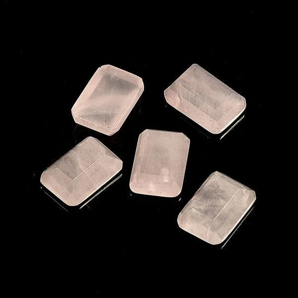 Rechteckiger Rosenquarz-Cabochon