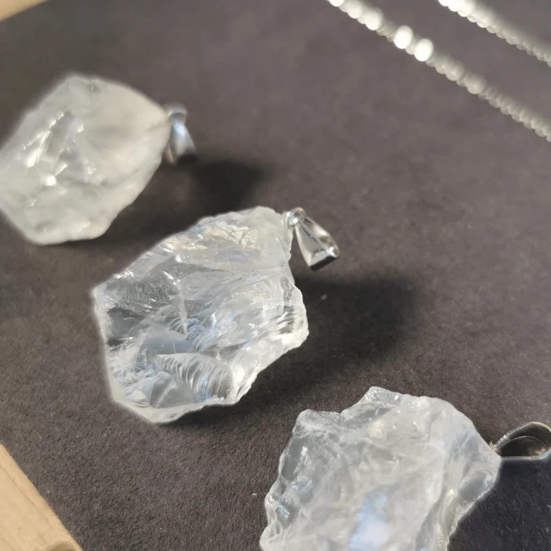 Anhänger aus rohem Bergkristall