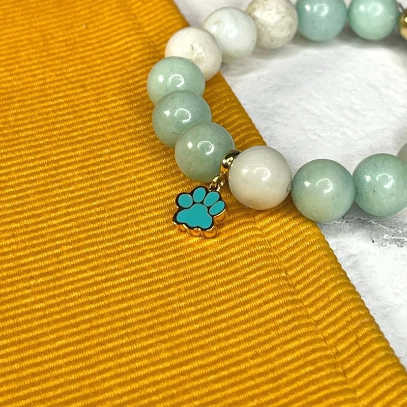 Anhänger mit blauem Fußabdruck und Öse