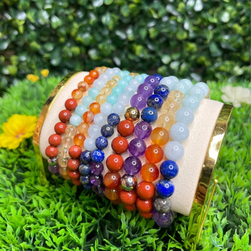 Maßgeschneidertes 7-Chakra-Armband mit echten Steinen