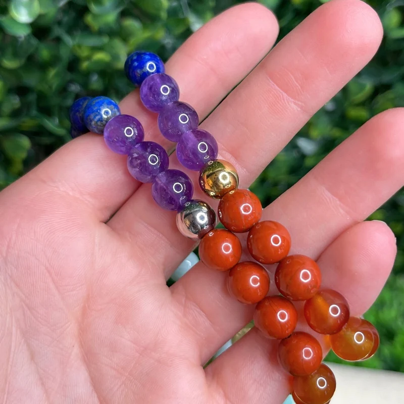 Maßgeschneidertes 7-Chakra-Armband mit echten Steinen