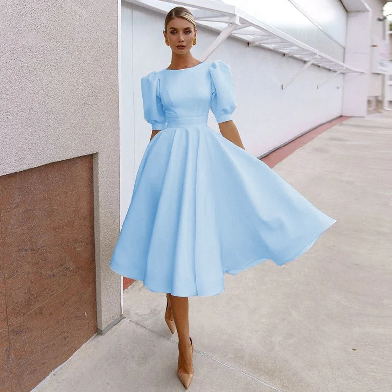 Mittellanges, ausgestelltes Vintage-Kleid