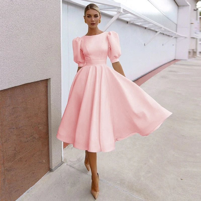 Mittellanges, ausgestelltes Vintage-Kleid